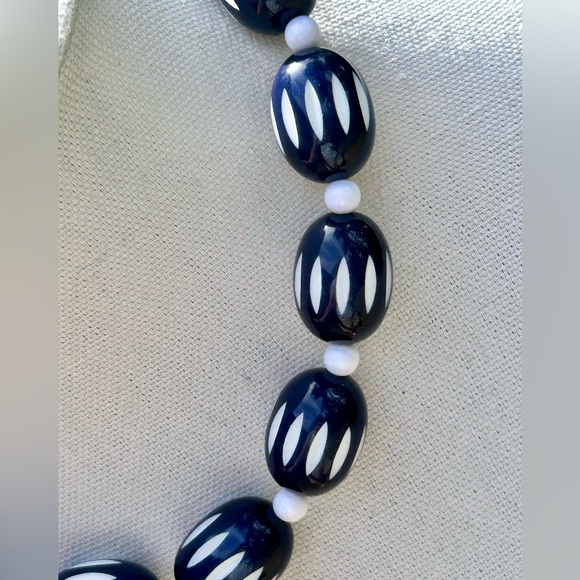 Vintage Trifari Chunky Blue & White Etched Oval Beaded Choker Necklace 17”-20” - Picture 4 of 8